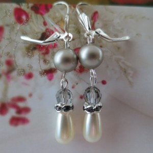 Auskari ar Swarovski kristāla pērlēm "Platinium Pearl" un Swarovski kristāliem platiniuma krāsā , sudraba pārklājums